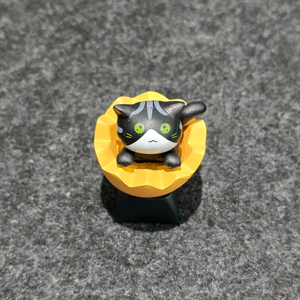 Adorable Cute Egg Shell Cats Artisan Keycap Black Base